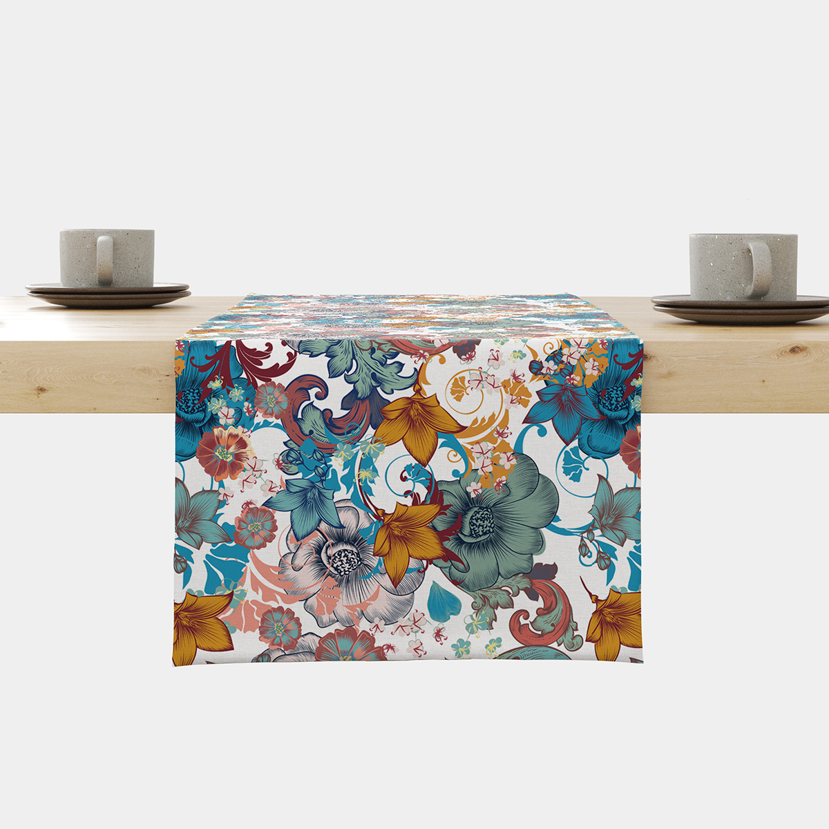 Bieżnik ustawiony na drewnianym stole z widocznym kolorowym, kwiatowym wzorem i ornamentami