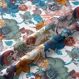 Zbliżenie na fakturę tkaniny i szczegółowy nadruk z dużymi kwiatami oraz delikatnymi liśćmi