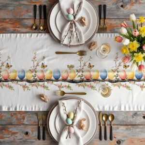 Aranżacja stołu ze świątecznym bieżnikiem, talerzami, sztućcami i wiosennymi dekoracjami z tulipanami