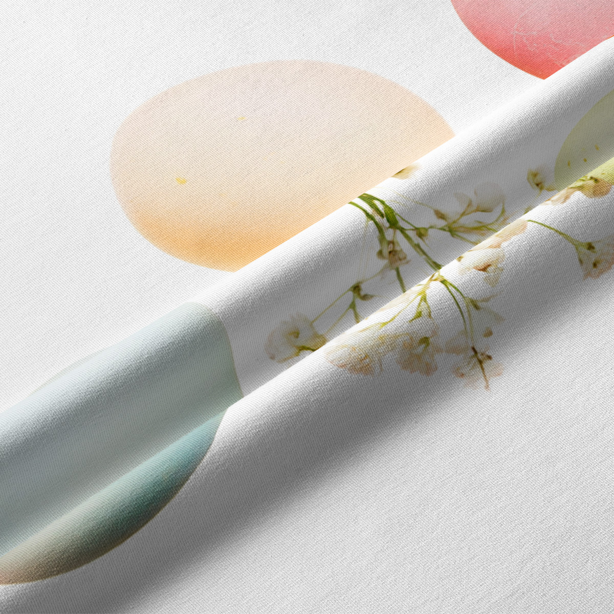 Zbliżenie na fakturę tkaniny oraz pastelowe, okrągłe motywy jajek z subtelnymi gałązkami