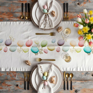 Aranżacja stołu z bieżnikiem, talerzami, złotymi sztućcami i bukietem wiosennych kwiatów