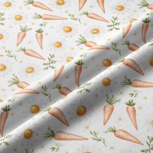 Zbliżenie na tkaninę z akwarelowymi marchewkami i delikatnymi stokrotkami