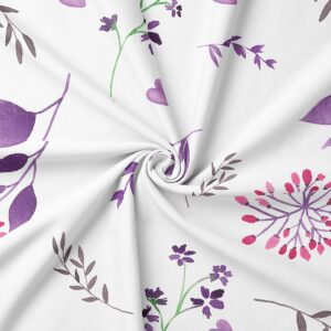 Zbliżenie tkaniny pokazujące akwarelowe detale liści, kwiatków i małych serduszek