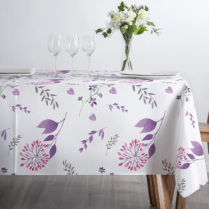 Widok z góry na obrus z akwarelowymi kwiatami z ustawioną szklaną zastawą