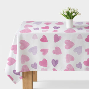 obrus z białym tłem i różowo-fioletowymi akwarelowymi sercami na stole z wazonem białych tulipanów