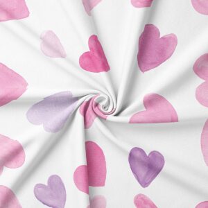 zbliżenie na fakturę tkaniny z rozproszonymi akwarelowymi sercami w odcieniach różu i fioletu