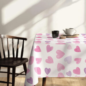 detal narożnika stołu z obrusem i krzesłem, widoczne rozmieszczone serca na materiale