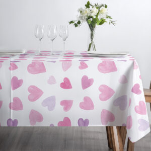 przytulna scena śniadaniowa z filiżanką i imbrykiem na obrusem ozdobionym różowo-fioletowymi sercami