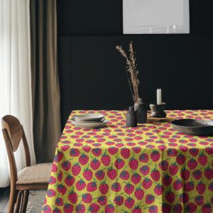 Stołowa aranżacja z obrusem, talerze i dekoracje w naturalnym wnętrzu