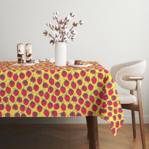 Widok narożnika obrusa z powtarzającym się wzorem truskawek