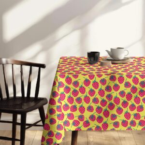 Przytulna scenka śniadaniowa z obrusem w truskawki i prostymi dodatkami