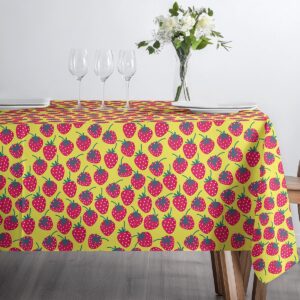 Płaskie ujęcie nakrytego stołu z obrusem, kieliszki i talerze na żółtym tle