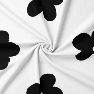 zbliżenie na strukturę tkaniny i wyraźny czarny nadruk kwiatu