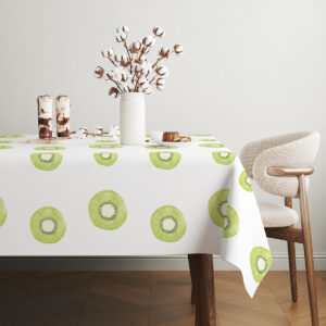Stół udekorowany kandelabrem i kwiatami na obrusie z motywem kiwi