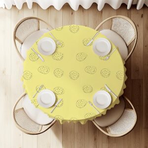 widok z góry na okrągły stół nakryty obrusem z rozłożonymi talerzami i sztućcami