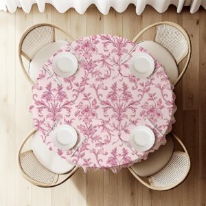 widok z góry na okrągły stół nakryty różowym obrusem z miejscami dla czterech osób