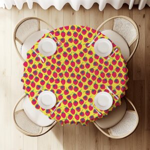 widok z góry na okrągły obrus w truskawki z nakryciami