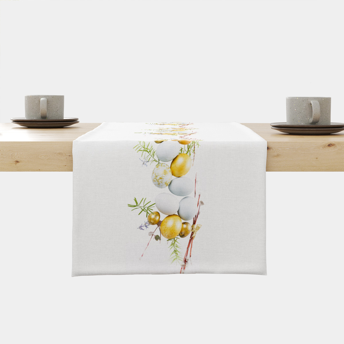 biały bieżnik z pionowym pasem pisanek i bazi na drewnianym stole