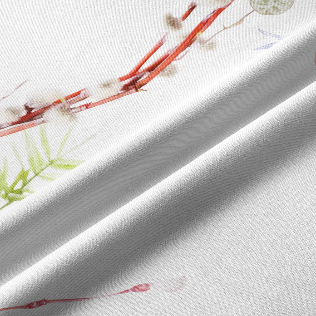 zbliżenie nadruku pokazujące gałązki bazi i subtelne złote akcenty na tkaninie