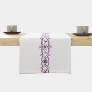 biały bieżnik z centralnym fioletowym haftowanym pasem na drewnianym stole