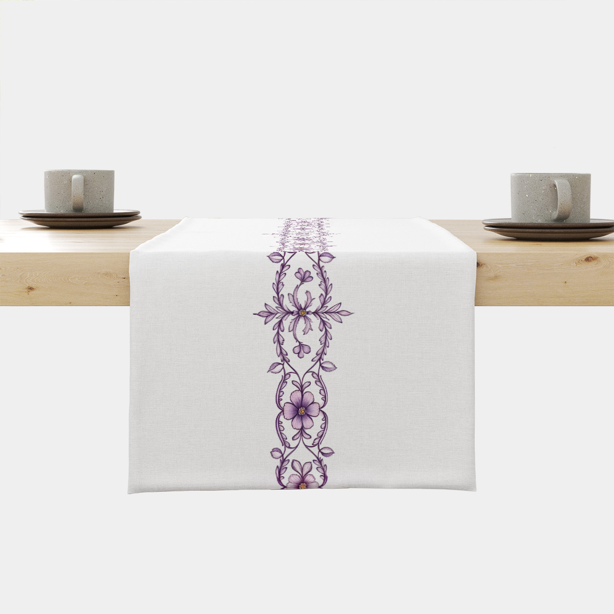 biały bieżnik z centralnym fioletowym haftowanym pasem na drewnianym stole