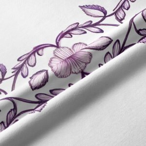 detal haftu z fioletowymi kwiatami ukazany z bliska na tkaninie