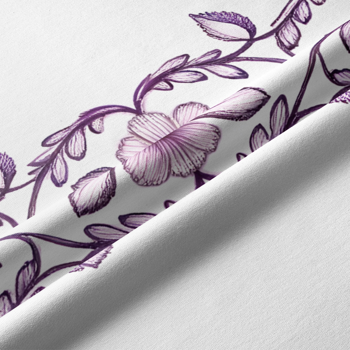 detal haftu z fioletowymi kwiatami ukazany z bliska na tkaninie