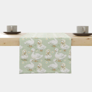 Bieżnik z kaczuszkami na miętowym tle ułożony centralnie na drewnianym stole
