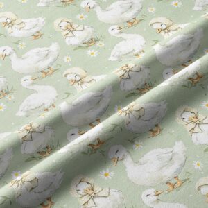 Detal nadruku pokazujący białe kaczuszki w kapeluszach i drobne stokrotki