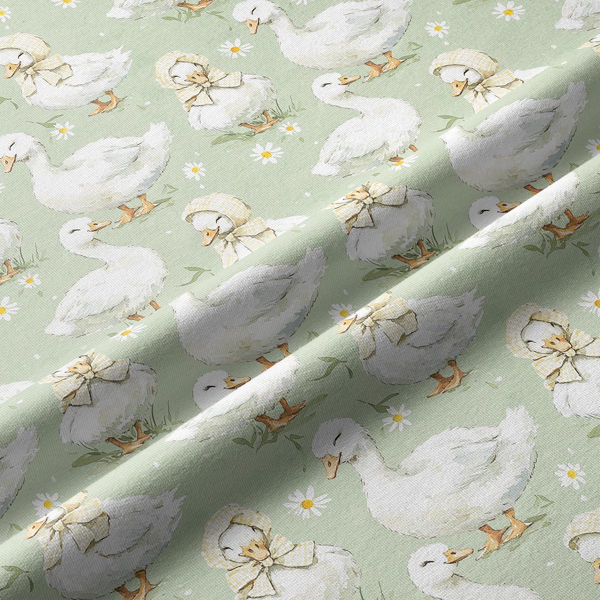 Detal nadruku pokazujący białe kaczuszki w kapeluszach i drobne stokrotki