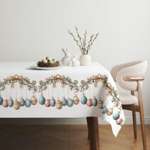 aranżacja stołu z białymi dekoracjami, koszykiem jajek i świątecznym obrusem