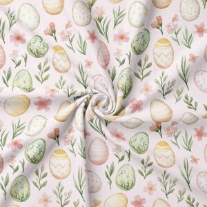 zbliżenie na materiał z akwarelowymi pisankami, kwiatkami i wiosennymi gałązkami