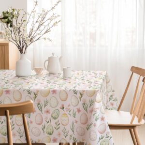 jasna jadalnia z obrusm w pastelowe pisanki, wazonem z kwiatami i naturalnymi dodatkami
