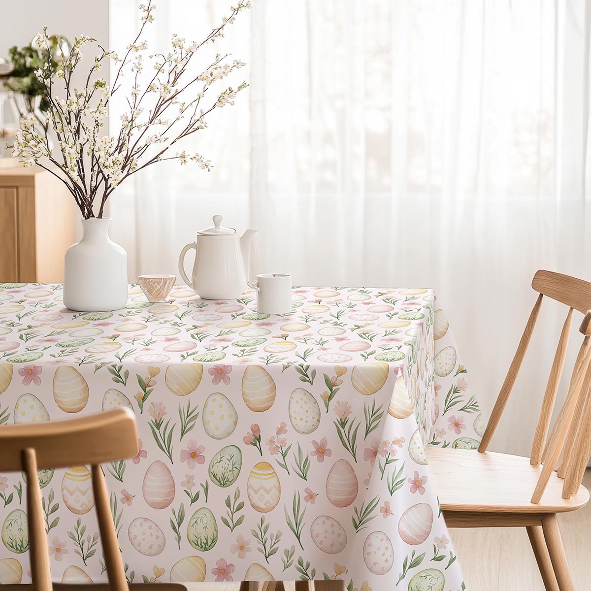 jasna jadalnia z obrusm w pastelowe pisanki, wazonem z kwiatami i naturalnymi dodatkami