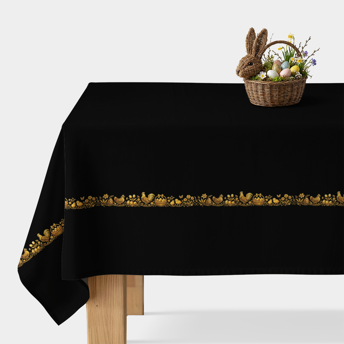 Czarny obrus ze złotym ludowym pasem dekoracyjnym ułożony na stole z koszykiem z jajkami