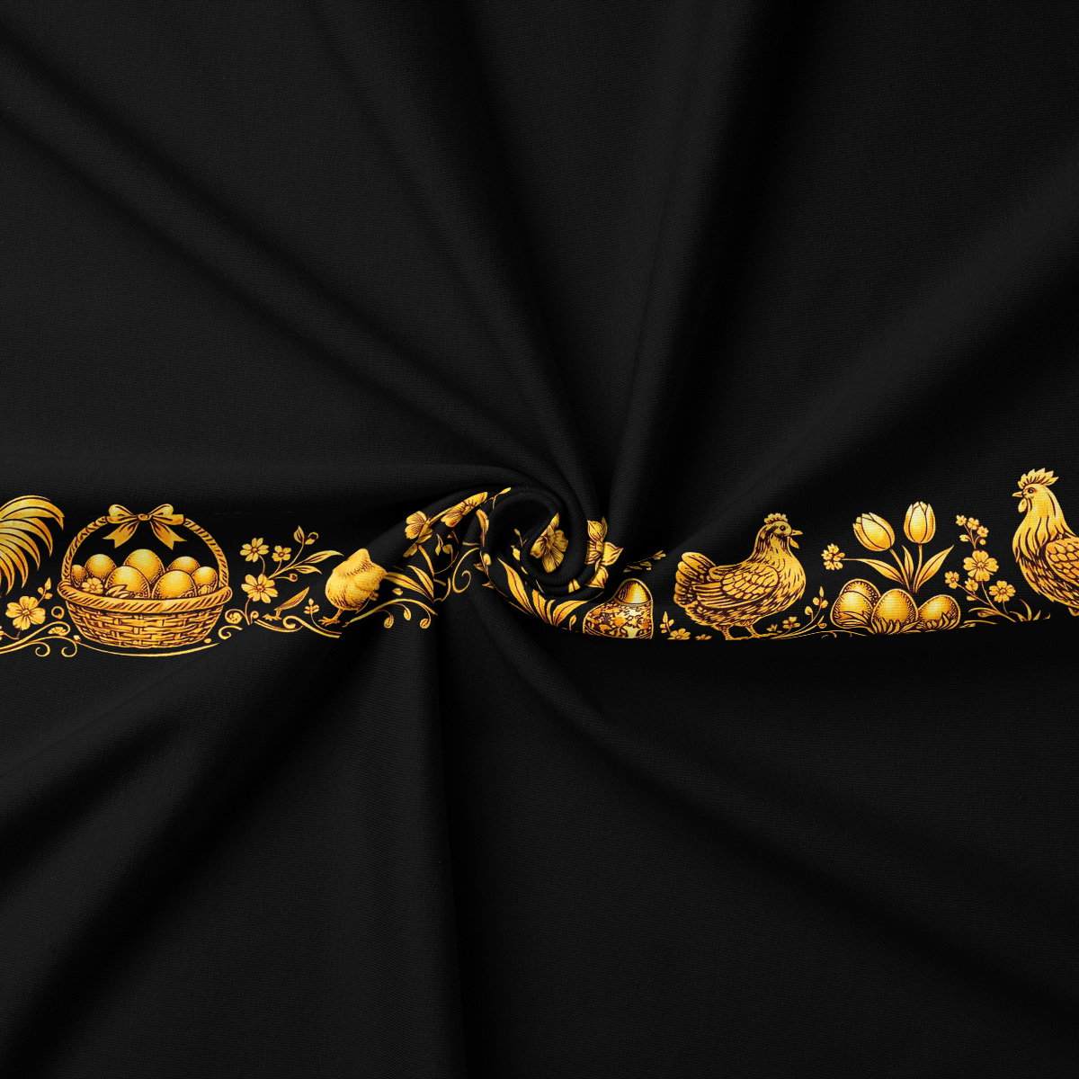 Zbliżenie na złoty ornament z kogutami, koszykami i kwiatami na czarnej tkaninie