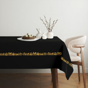 Aranżacja stołu z minimalistycznymi dekoracjami i czarnym obrusem z złotym motywem