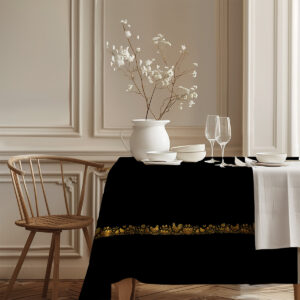 Klasyczna jadalnia z czarnym obrusem ozdobionym złotym paskiem w ludowym stylu