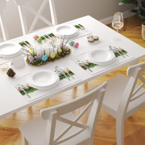 kilka podkładek ułożonych przy zastawie, pokazujących powtarzalny wzór pisankowego ogródka