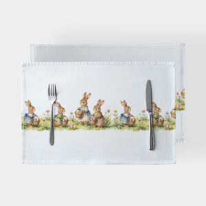 Widok z góry na białe podkładki z nadrukiem zajączków niosących koszyki z pisankami, ułożone z sztućcami