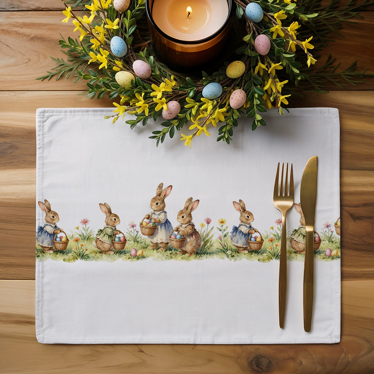 Podkładka ustawiona na drewnianym stole z dekoracyjnym wianuszkiem i złotymi sztućcami, aranżacja świąteczna