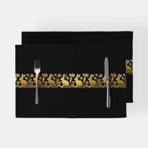 czarne podkładki stołowe z poziomym paskiem złotego wzoru z króliczkami i marchewkami na białym tle