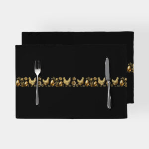 czarne podkładki stołowe z poziomym złotym pasem z kurkami i pisankami widok z góry
