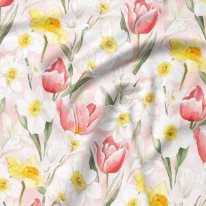 zbliżenie na akwarelowy wzór z różowymi tulipanami i żółtymi narcyzami na jasnoróżowym tle