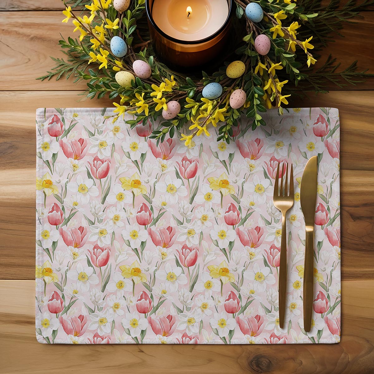 aranżacja stołu z podkładką, wieńcem z pisankami i zapaloną świecą tworząca wielkanocną dekorację