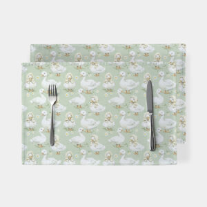 główne ujęcie podkładek z białymi kaczuszkami na miętowym tle z widocznym sztućcem