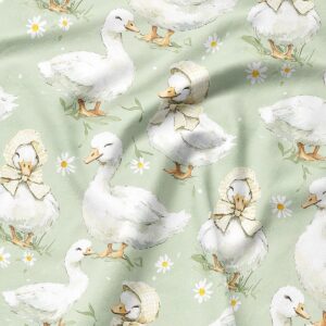 zbliżenie na rysowane kaczuszki w chuścikach i drobne stokrotki na tkaninie