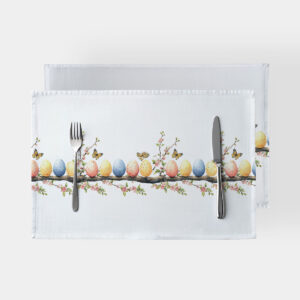 biała podkładka z poziomym pasem akwarelowych pisanek i kwiatowych gałązek, widok z góry