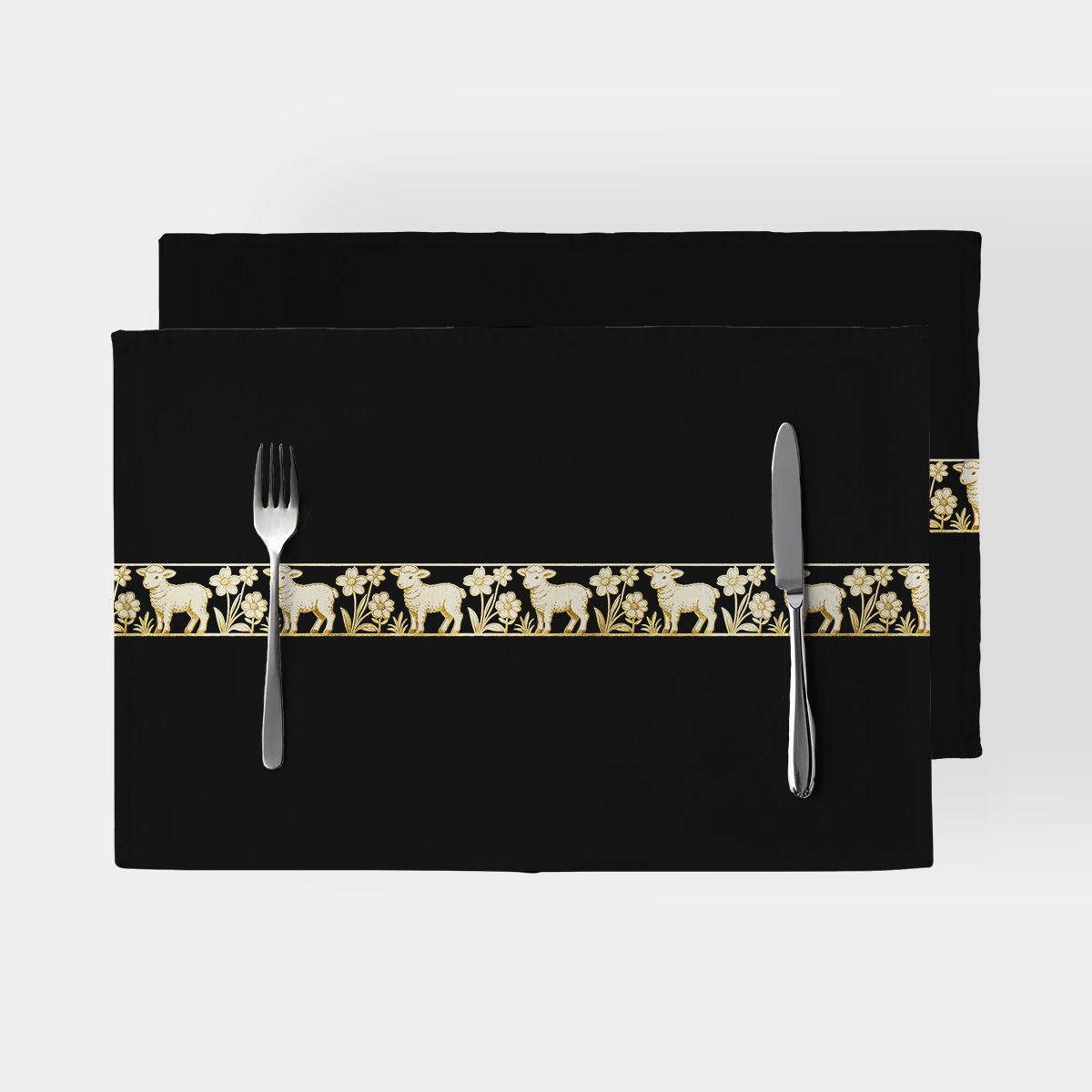 czarne podkładki stołowe z poziomym złotym paskiem z barankami i kwiatami na białym tle