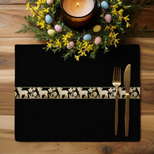aranżacja stołu z podkładką, świecą i ozdobnymi pisankami w świątecznym klimacie